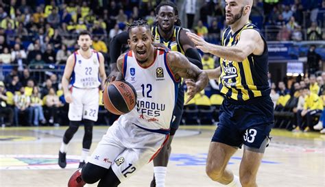 Anadolu Efes cae en Estambul ante Fenerbahçe y dice adiós a la Euroliga