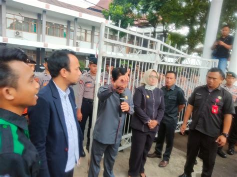 Demonstrasi Di DPRD Kuningan Kehujanan Massa Aksi HMI Desak Pejabat