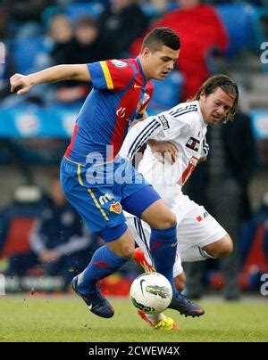 Der FC Basel FCB Granit Xhaka L kämpft mit Hakan Yakin vom FC