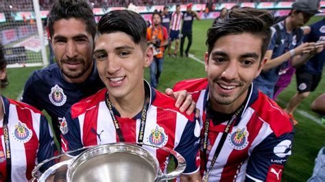 Alan Pulido y Rodolfo Pizarro protagonizan discusión en Twitter con