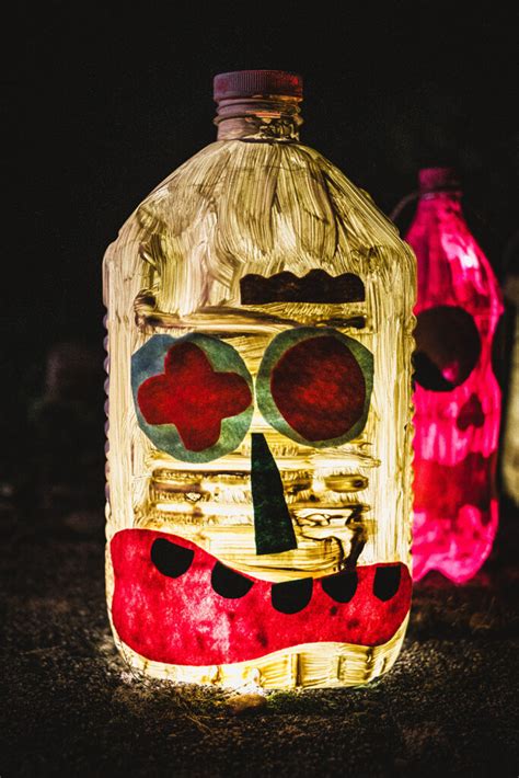 Coole Flaschen Wir basteln Upcycling Laternen für Halloween