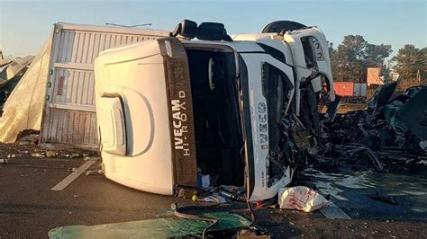 Tragedia En La Ruta Un Cami N Se Cruz De Mano Choc A Una