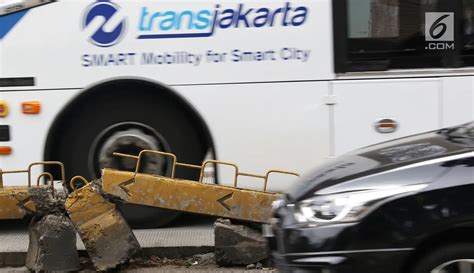 FOTO Pembatas Jalur Transjakarta Di Jalan Warung Jati Banyak Yang