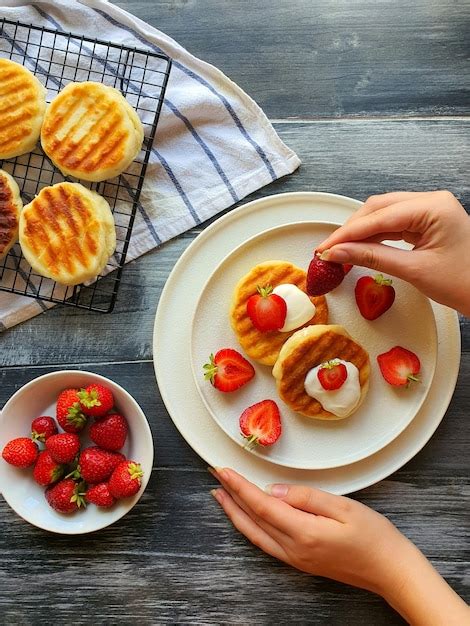 La Mano De Las Ni As Decora Los Pasteles Con Fresas Frescas Foto Premium