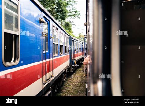 Zwei Züge in Sri Lanka warten am Bahnhof Eisenbahnreisen und