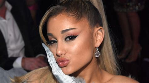 Ariana Grande Revealed Her Cat Eye Technique In The Most Hilarious Way