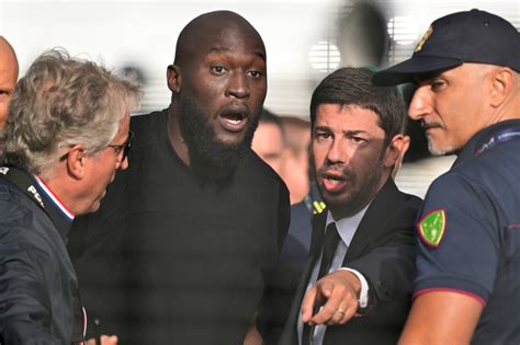 Lukaku Sbarca A Roma Il Saluto Ai Tifosi Impazziti A Ciampino