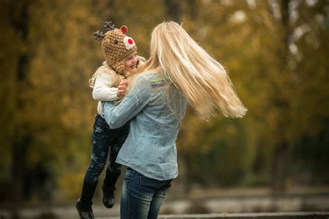 Petite Fille Jouant Avec Sa Mère Photo Gratuite