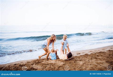 Una Familia Con Dos Ni Os Del Ni O Que Mienten En La Playa De La Arena