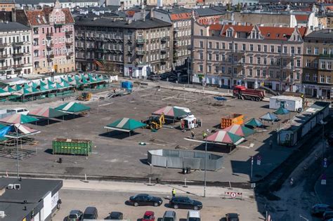 Trwa przebudowa rynku Łazarskiego Jak wyglądało targowisko i co się na