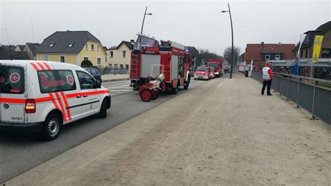 Öl auf Gewässer Freiw Feuerwehr Celle