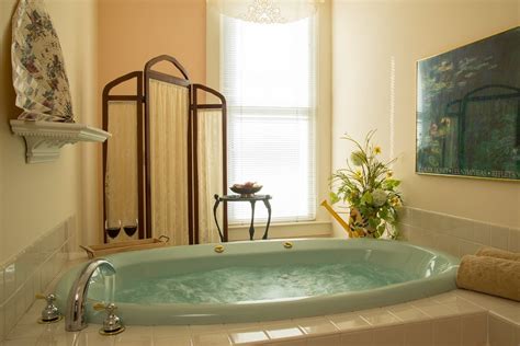 15 Best Hotels with Jacuzzi in Room in Green Bay ️ 2025