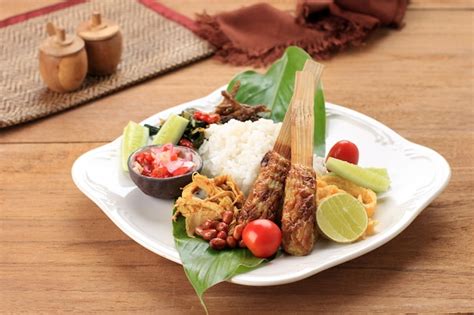 nasi campur bali sate lilit ayam sisit sambal matah