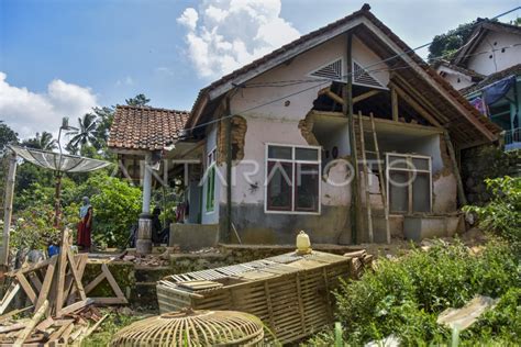 Kerusakan Dampak Gempa Bumi Garut ANTARA Foto