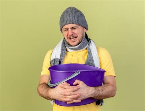 Hombre Eslavo Enfermo Rubio Joven Disgustado Con Bufanda Y Gorro De