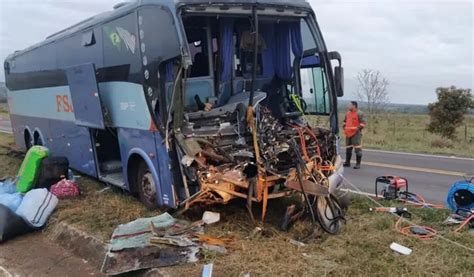 Motorista Morre Ap S Nibus Bater Na Traseira De Carreta Parada J