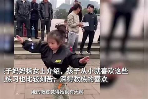 高手！7岁女孩自幼习武练出8块腹肌 妈妈：她自己喜欢也很有天赋