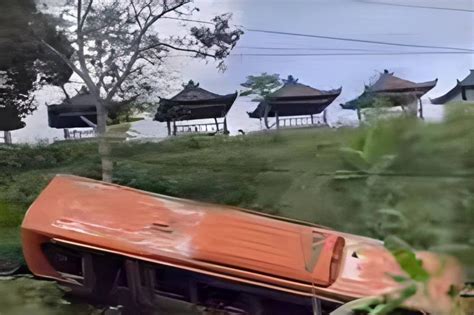 Polda Bali Reka Ulang Kecelakaan Bus Pariwisata Di Tabanan Nih