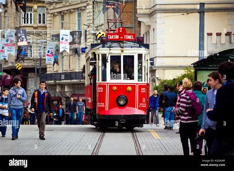 Tramway Rouge Sur La Place Taksim C L Bre Ligne De Tramway Touristique