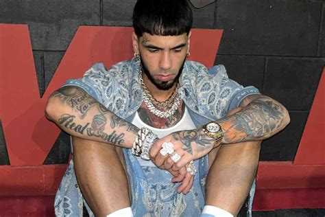 Qué hay detrás de la foto de Anuel AA con un cartel ofensivo contra