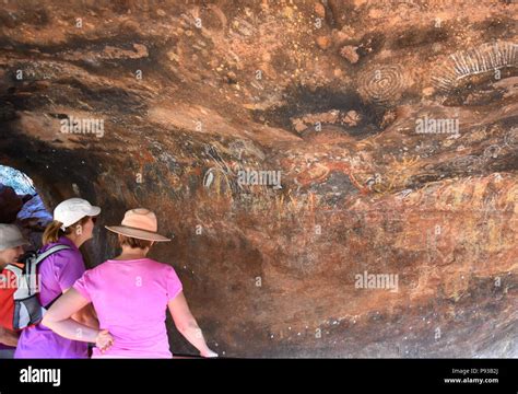 Yulara Australia Jun 10 2018 Turismo Aborigen Viendo Dibujos De