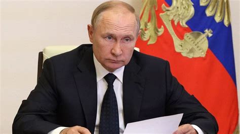 Vladimir Putin firma decreto para aumentar número de militares en el