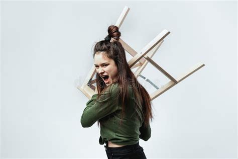 A Menina De Cabelo Escuro Moda Nova Vestida Em Uma Parte Superior