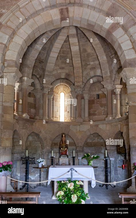 Altar Con La Virgen De Madera Policromada De Eunate Figura En La