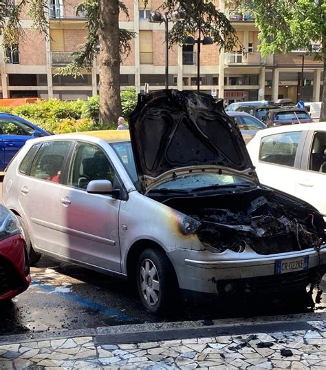 Auto Prende Fuoco Nel Parcheggio Danni E Paura