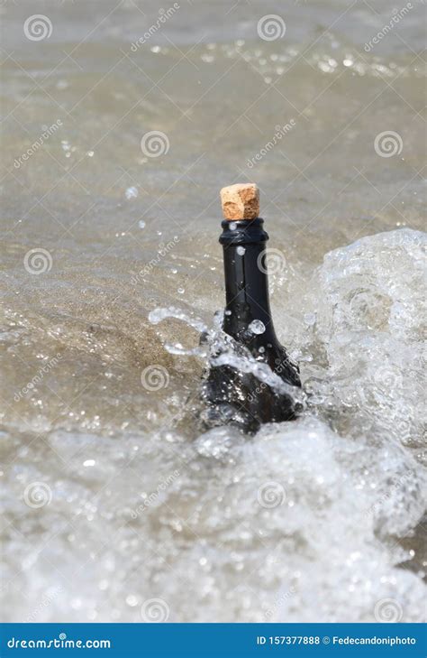 Mensaje En La Botella En El Mar Foto De Archivo Imagen De Carta