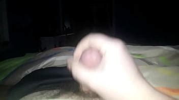 Bastardo gordo y solitario de polla pequeña masturbándose en la oscuridad XVIDEOS