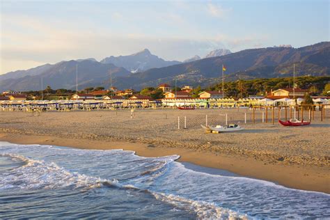 Il Turismo Per Pochi In Toscana A Forte Dei Marmi Tenda E Lettini A