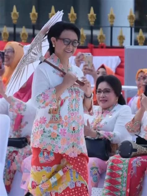 Momen Menteri Perempuan Kompak Pakai Kebaya Encim Saat Melenggang Di