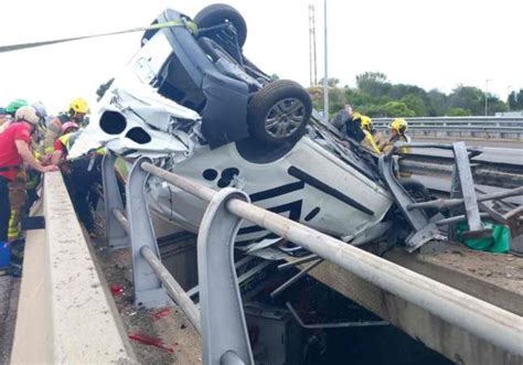 Aparatoso accidente de tráfico un coche acaba volcado y colgando sobre