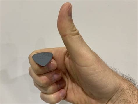 How To Hold A Guitar Pick Step By Step Guide Zing Instruments