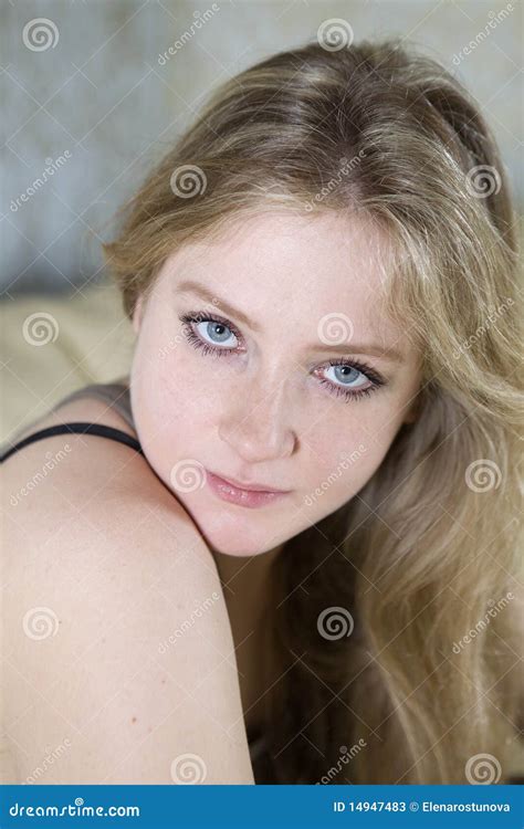 Fille De L Adolescence Seule Blonde Triste Image Stock Image Du Seul