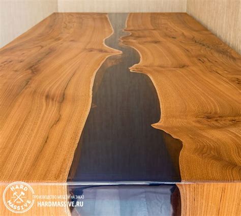 Письменный стол из массива дерева с выдвижными ящиками