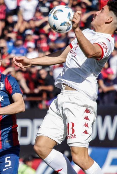 San Lorenzo se lo empató a Huracán en el final en un clásico llenó de