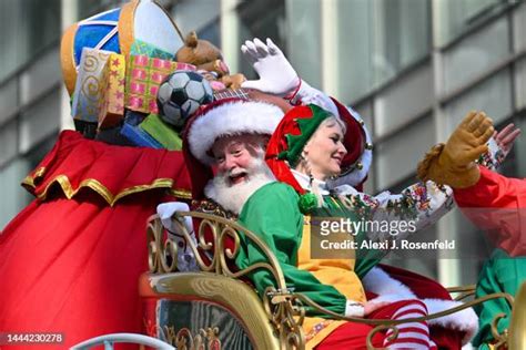 Santa Parade Photos And Premium High Res Pictures Getty Images