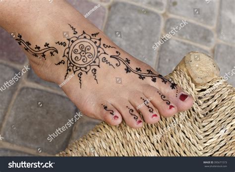 Moroccan Henna Tattoo On Foot Stock Photo 395671573 Shutterstock