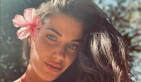 Eleonora Boi Selfie In Bikini Da Urlo Davanzale Protagonista