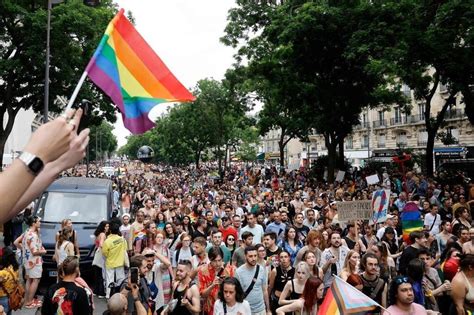 À Paris plusieurs milliers de personnes défilent à la marche des