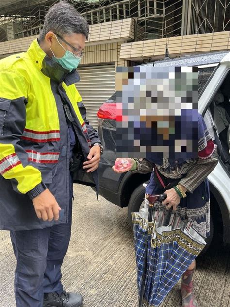 雨中老婦穿梭車流 福德警協助護送