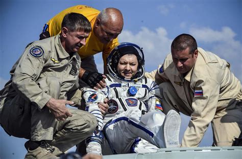 Trois Astronautes Reviennent Sur Terre Apr S Plus De Mois Bord De L