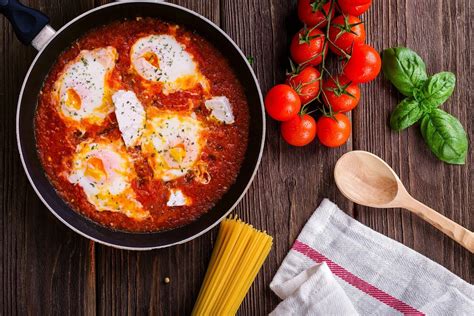 Ovo ao molho de tomate saudável saborosa e versátil aprenda agora