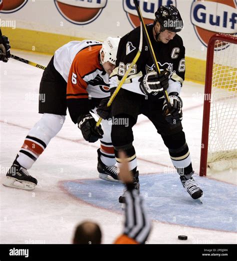 Philadelphia Flyers Defenseman Chris Therien 6 Keeps Pittsburgh