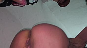 LLUVIA DE CHORROS EN PARKING PÚBLICO CON DOS MADURAS XVIDEOS