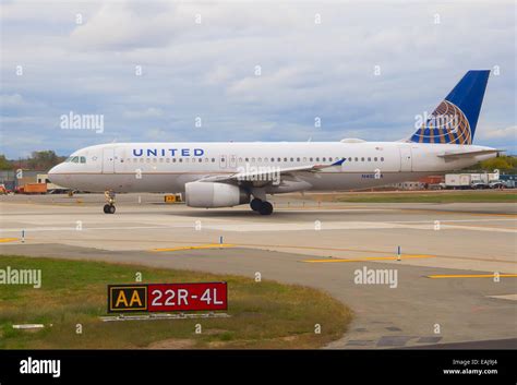 NEWARK OCTOBER 19 B 737 United Airlines Preparing For Take Off On