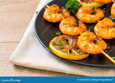 Brochettes Grill Es De Crevettes De Tigre Avec Le Citron Image Stock