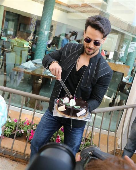 Mumbai Mumbai Actor Tiger Shroff Snapped Celebrating His Birthday With Fans And Media In